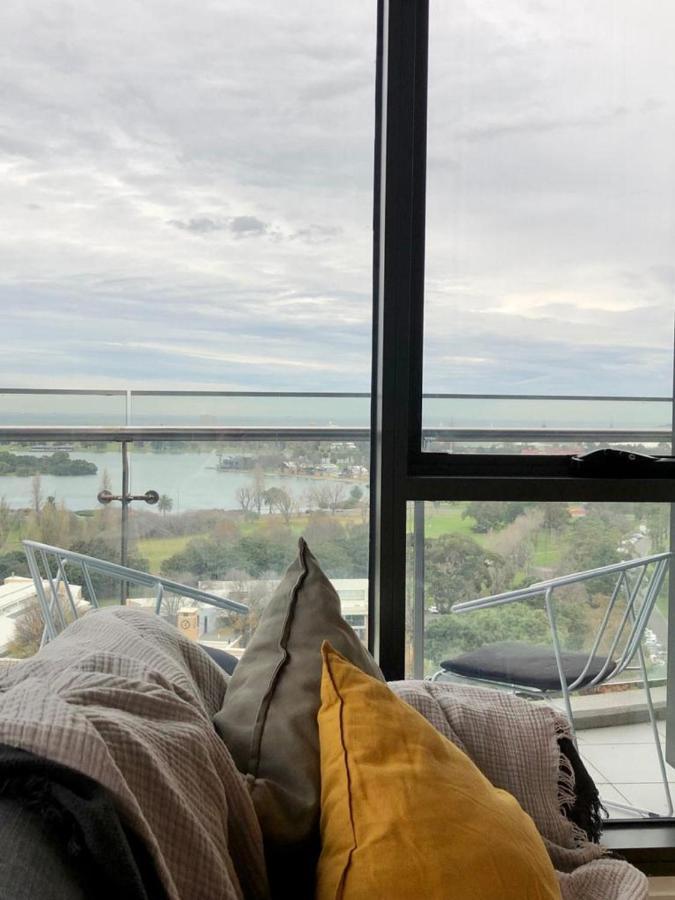 Readyset Apartments At Emerald Melbourne Luaran gambar